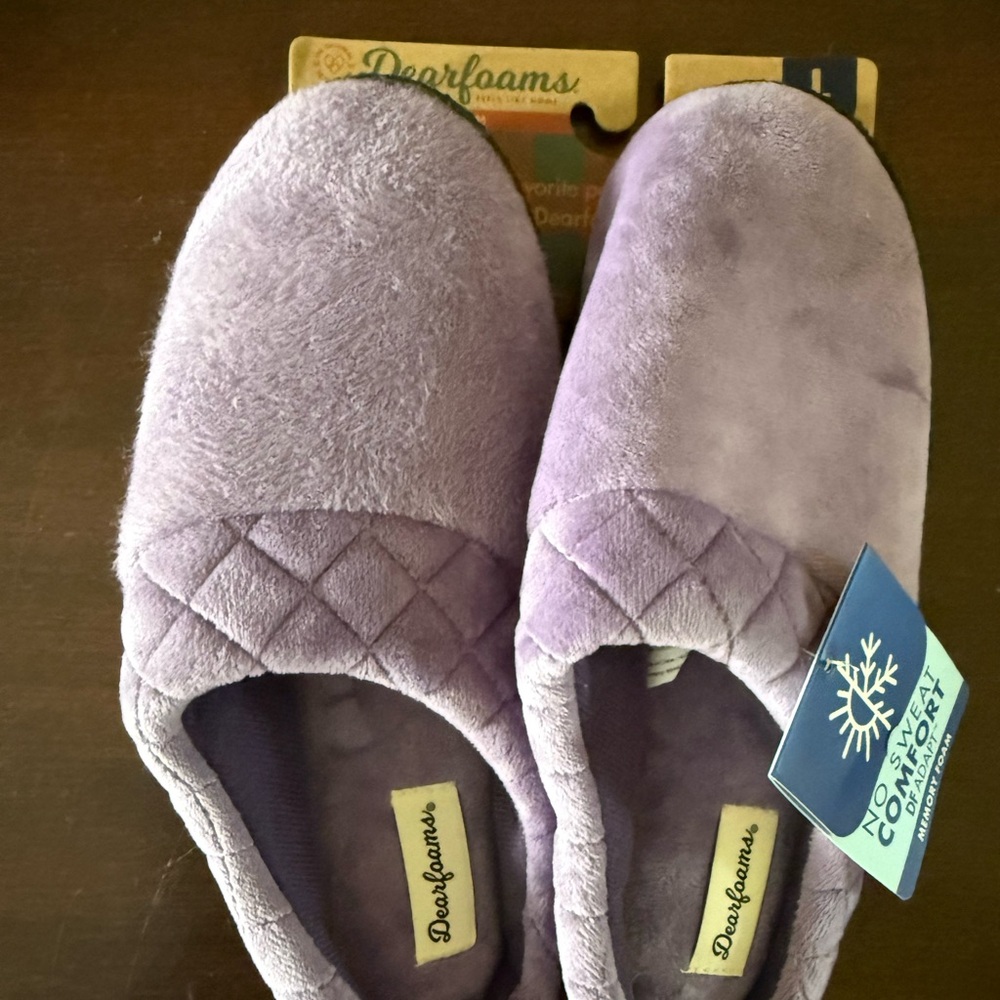 New With Tags, Women’s Size Large (9/10) Dearfoams Memory Foam Slippers